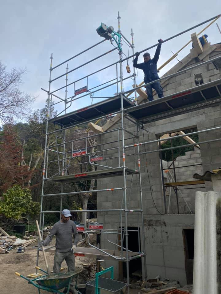 ouvrier sur chantier de construction villa