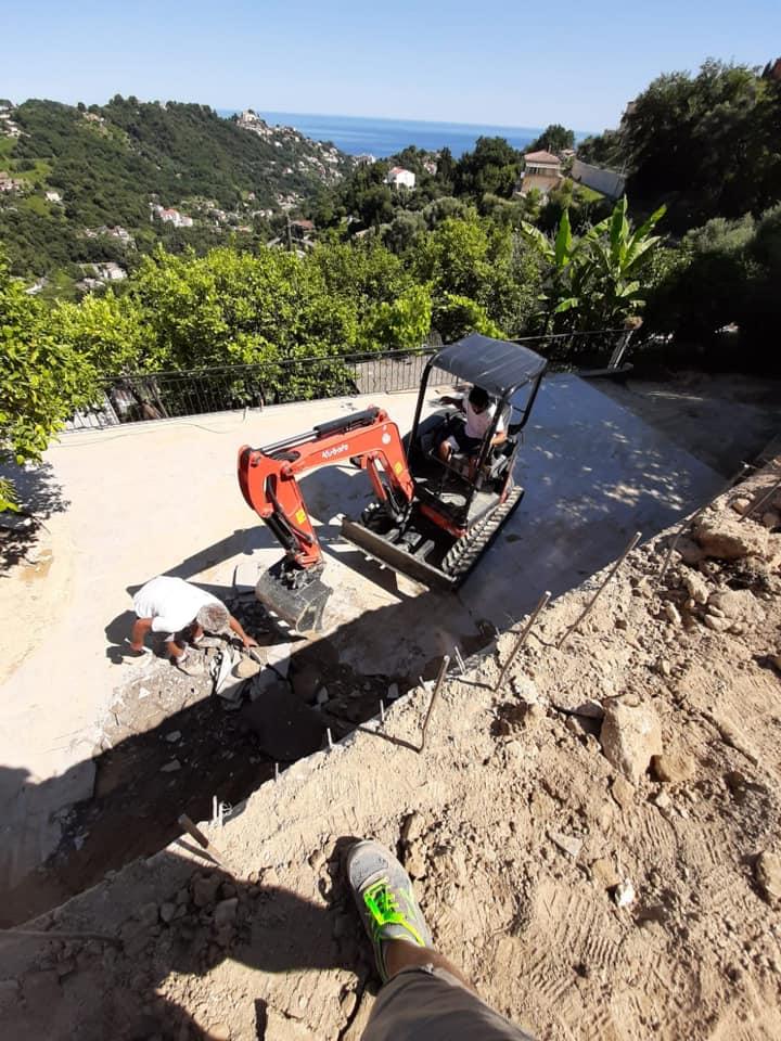 démolition avec pelleteuse